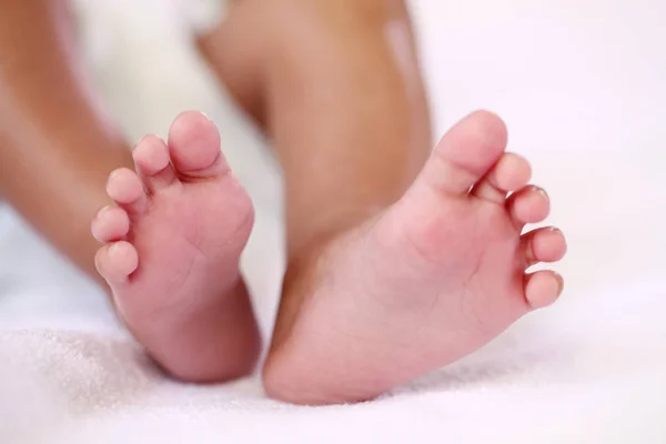 Nahaufnahme Des Winzigen Fußes Eines Neugeborenen Babys — Stockfoto