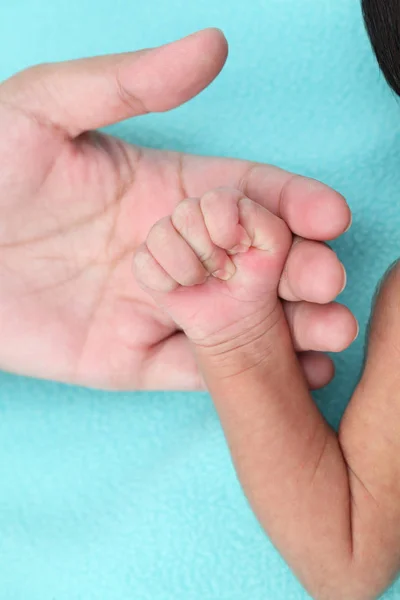 Νεογέννητο Μωρό Χέρι Στα Χέρια Της Μητέρας Του — Φωτογραφία Αρχείου