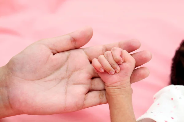 Novorozené Dítě Jde Ruku Ruce Matky — Stock fotografie