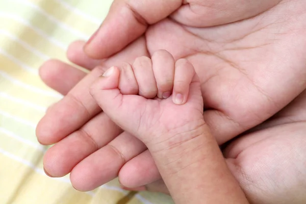 Νεογέννητο Μωρό Χέρι Στα Χέρια Της Μητέρας Του — Φωτογραφία Αρχείου