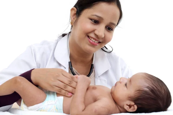 Fröhliche Kinderärztin Hält Neugeborenes — Stockfoto