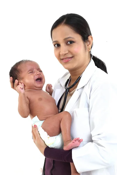 Veselá Žena Pediatr Novorozenec — Stock fotografie