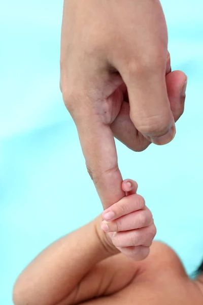 신생아의 손으로 부모의 손가락을 쥐고의 클로즈업 — 스톡 사진