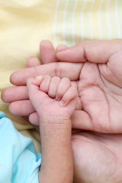 Newborn Baby Hand Mother Hands — Stock Photo, Image