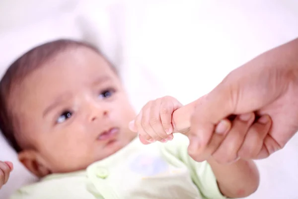 Primer Plano Mano Recién Nacido Agarrando Dedo Del Padre — Foto de Stock