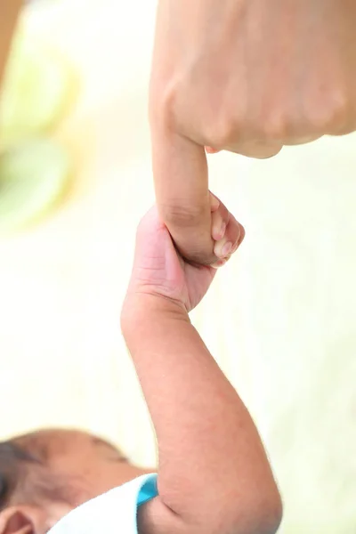 Nahaufnahme Der Hand Eines Neugeborenen Die Den Finger Eines Elternteils — Stockfoto