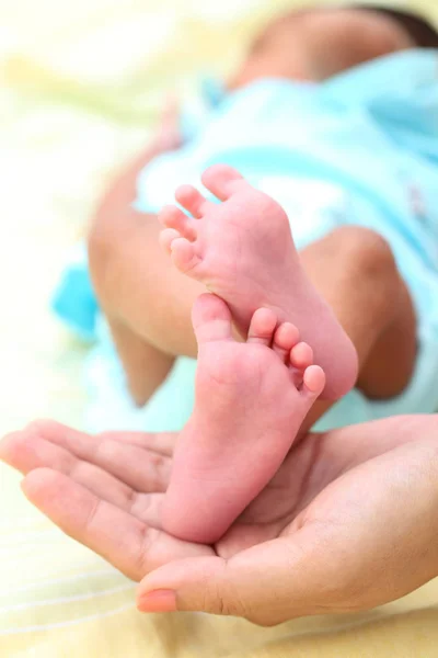 Nahaufnahme Des Winzigen Fußes Eines Neugeborenen Babys — Stockfoto