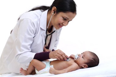 Yeni doğan bebek neşeli kadın çocuk doktoru tutar
