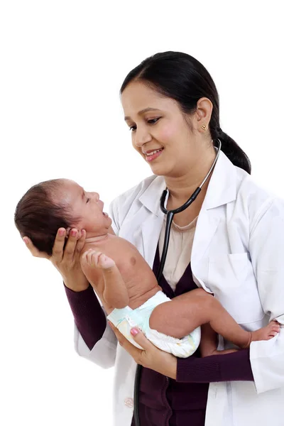 愉快的女儿科医生抱着新生儿 — 图库照片