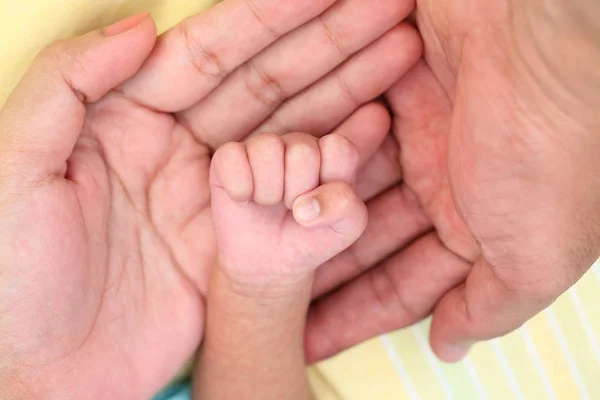 Pasgeboren Baby Hand Handen Van Moederdag — Stockfoto