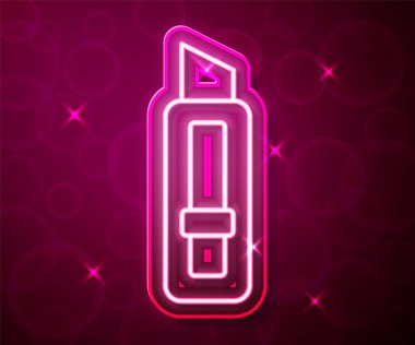 Kırmızıda parlayan neon çizgisi kırtasiye bıçağı simgesi izole edildi. Ofis kâğıt kesicisi. Vektör.