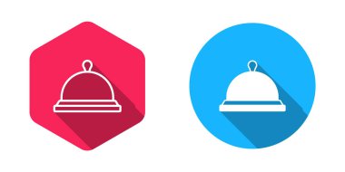 Uzun gölgeli arka planda izole edilmiş bir tepsi yemek ikonu ile kaplanmış. Tepsi ve kapak işareti. Kapaklı bir restoran saati. Vektör.