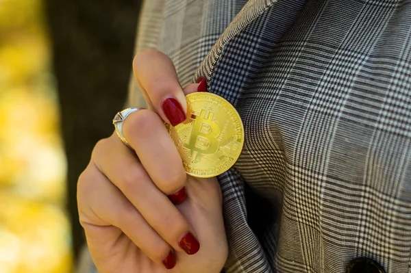 İş kadını bitcoin tutar. Kripto yabancı para birimi.