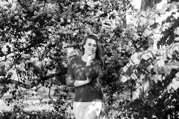Schwarz Weiß Porträt Eines Mädchens Park Aufrichtiges Lächeln — Stockfoto