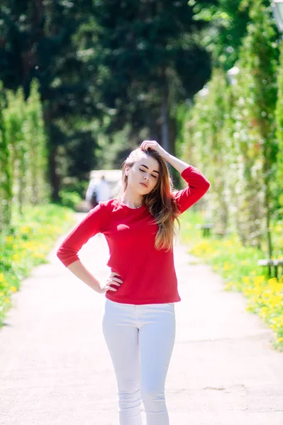 Красная Куртка Девушка Гуляет Парку — стоковое фото