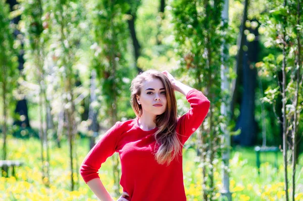 Czerwona Kurtka Dziewczyna Jest Zwiedzanie Parku — Zdjęcie stockowe