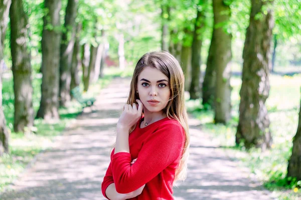 Portret Dziewczynki Ubrany Czerwonej Kurtce Tle Drzew — Zdjęcie stockowe