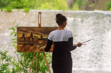 Sanatçı bir kale iş yerinde boyar. Ukrayna toprakları üzerinde bulunduğu
