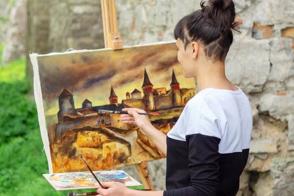 Artystka Maluje Obraz Podwórku Kamieniec Podolski Ukraina — Zdjęcie stockowe