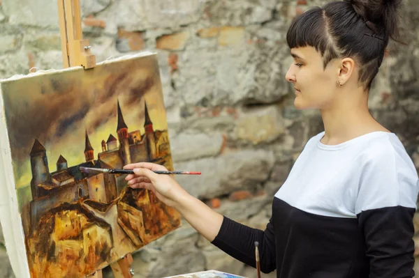 Artystka Maluje Obraz Starożytnej Twierdzy Kamieniec Podolski Ukraina — Zdjęcie stockowe