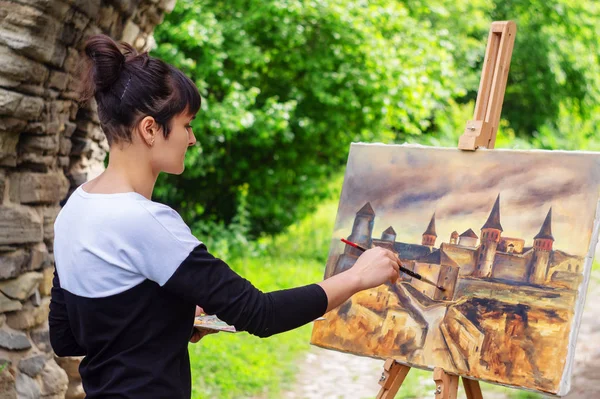 Female Artist Paints Picture Yard Kamyanets Podolsky Ukraine — Stock Photo, Image