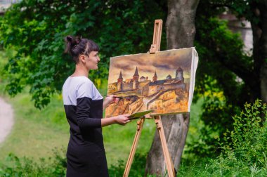 Sanatçı, işte. Kalenin bir resim çizer. Kamyanets-Podilsky.