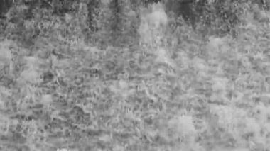 Su akıyor. Taş tepeden.