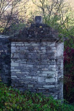 Eski taş ayağı yosun kaplı.