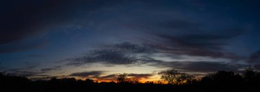 Gün batımından sonra bulutlar tarafından kaplı gökyüzü Panoraması.