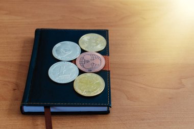 Elektronik para üstünde bir defter vardır. E-para devalüasyon.