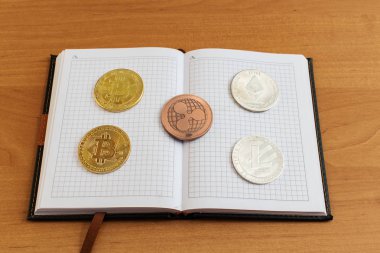 Arka plan e-para bir defter üzerinde yatıyor. Bitcoin diğer paralar.