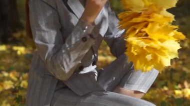 Kız bir portakal yaprağı çelenk içinde sarılır.