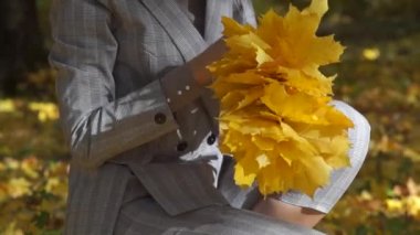 Kız bir portakal yaprağı çelenk içinde paketlenir. Parkta, onun zaman düşmek için.
