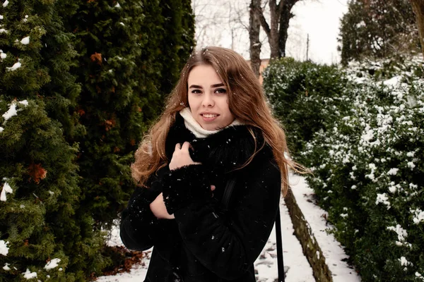 Chica Invierno Con Abrigo Piel Negra Parque Nieve Cae Mira — Foto de Stock