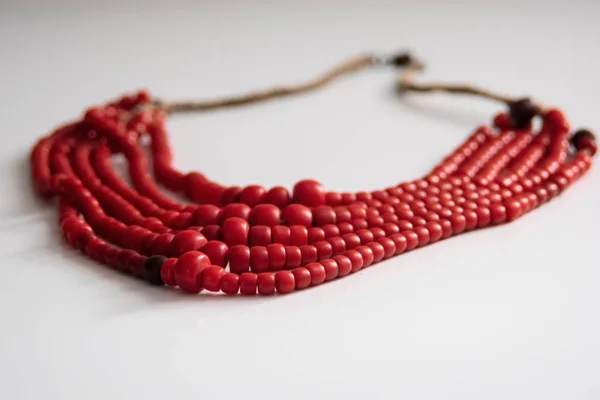 Röda Pärlorna Liggande Ett Vitt Bord Women Vintage Smycken — Stockfoto