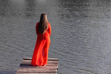 Kırmızı elbiseli kız geri döndü. kopya alanı.