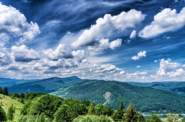 HDR Gösterim sırasında yokuş yukarı Makovytsya Ukrayna Yaremche dağ 984 metre yüksekliği