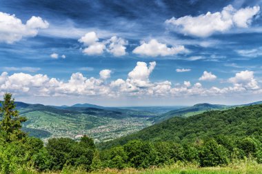 HDR Gösterim sırasında yokuş yukarı Makovytsya Ukrayna Yaremche dağ 984 metre yüksekliği