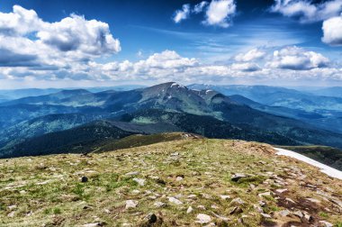 Dağ tepe yaz Karpaty Ukrayna Hoverla bulutlarda beyaz ile mavi gökyüzü altında pastoral görünümünü