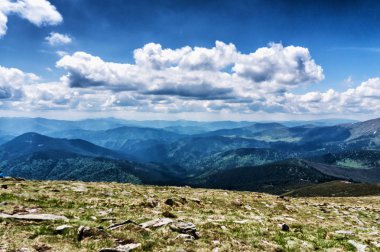 Dağ tepe yaz Karpaty Ukrayna Hoverla bulutlarda beyaz ile mavi gökyüzü altında pastoral görünümünü