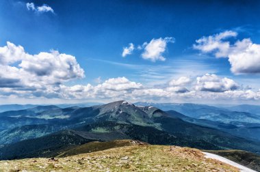 Dağ tepe yaz Karpaty Ukrayna Hoverla bulutlarda beyaz ile mavi gökyüzü altında pastoral görünümünü