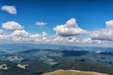 Dağ tepe yaz Karpaty Ukrayna Hoverla bulutlarda beyaz ile mavi gökyüzü altında pastoral görünümünü