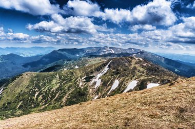Dağ tepe yaz Karpaty Ukrayna Hoverla bulutlarda beyaz ile mavi gökyüzü altında pastoral görünümünü
