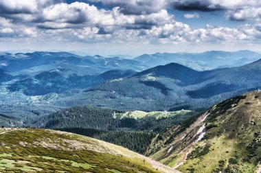 Dağ tepe yaz Karpaty Ukrayna Hoverla bulutlarda beyaz ile mavi gökyüzü altında pastoral görünümünü