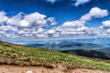 Dağ tepe yaz Karpaty Ukrayna Hoverla bulutlarda beyaz ile mavi gökyüzü altında pastoral görünümünü