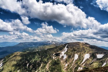 Dağ tepe yaz Karpaty Ukrayna Hoverla bulutlarda beyaz ile mavi gökyüzü altında pastoral görünümünü