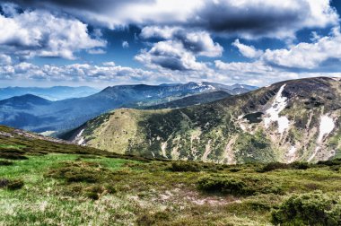 Dağ tepe yaz Karpaty Ukrayna Hoverla bulutlarda beyaz ile mavi gökyüzü altında pastoral görünümünü