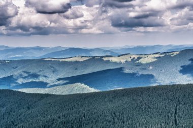 Dağ tepe yaz Karpaty Ukrayna Hoverla bulutlarda beyaz ile mavi gökyüzü altında pastoral görünümünü
