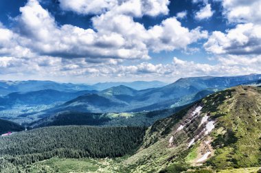 Dağ tepe yaz Karpaty Ukrayna Hoverla bulutlarda beyaz ile mavi gökyüzü altında pastoral görünümünü