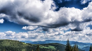 Dağ tepe yaz Karpaty Ukrayna Hoverla bulutlarda beyaz ile mavi gökyüzü altında pastoral görünümünü